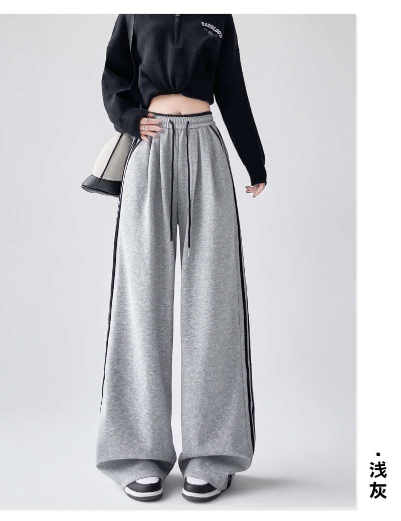 ネイビーコーデ ゆったりストライプスポーティーパンツ