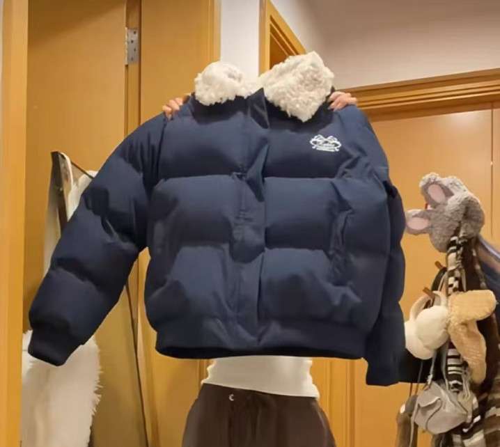 ネイビーコーデ もこもこ襟がかわいい！ネイビーショートダウンジャケット