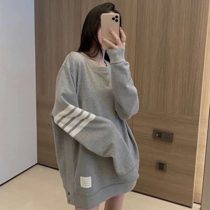 ネイビーコーデ シンプルラインスポーティートレーナー