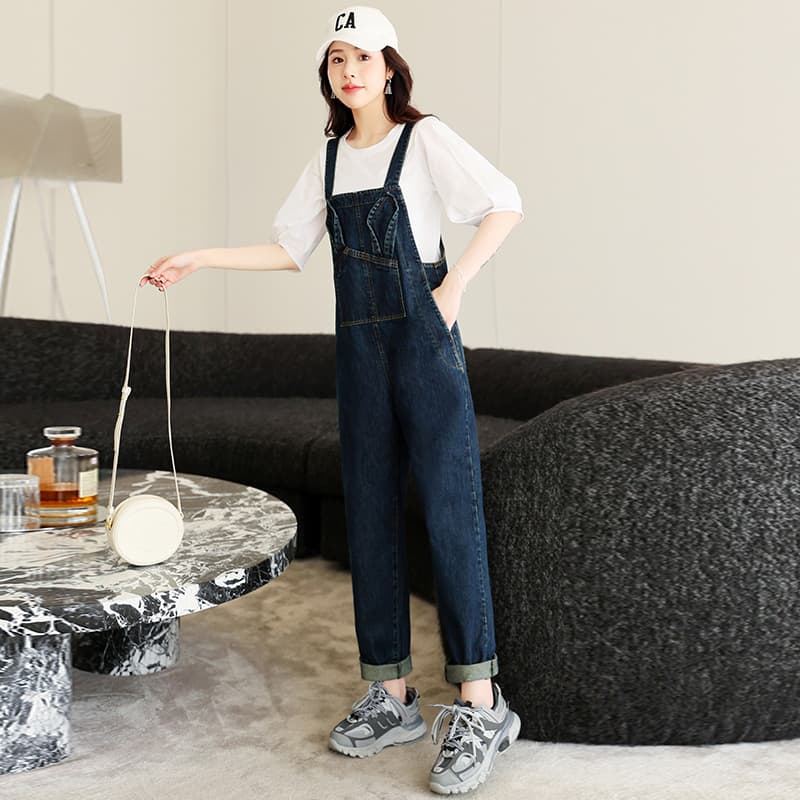 ネイビーコーデ ゆったりシルエットサロペットパンツ