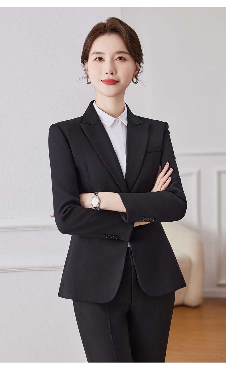 ネイビーコーデ オフィス向け美シルエットスーツ