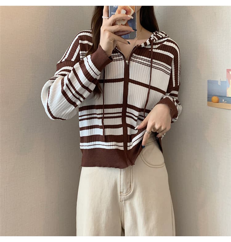 ネイビーコーデ 女性らしい縞模様フード付きニットカーディガントップス