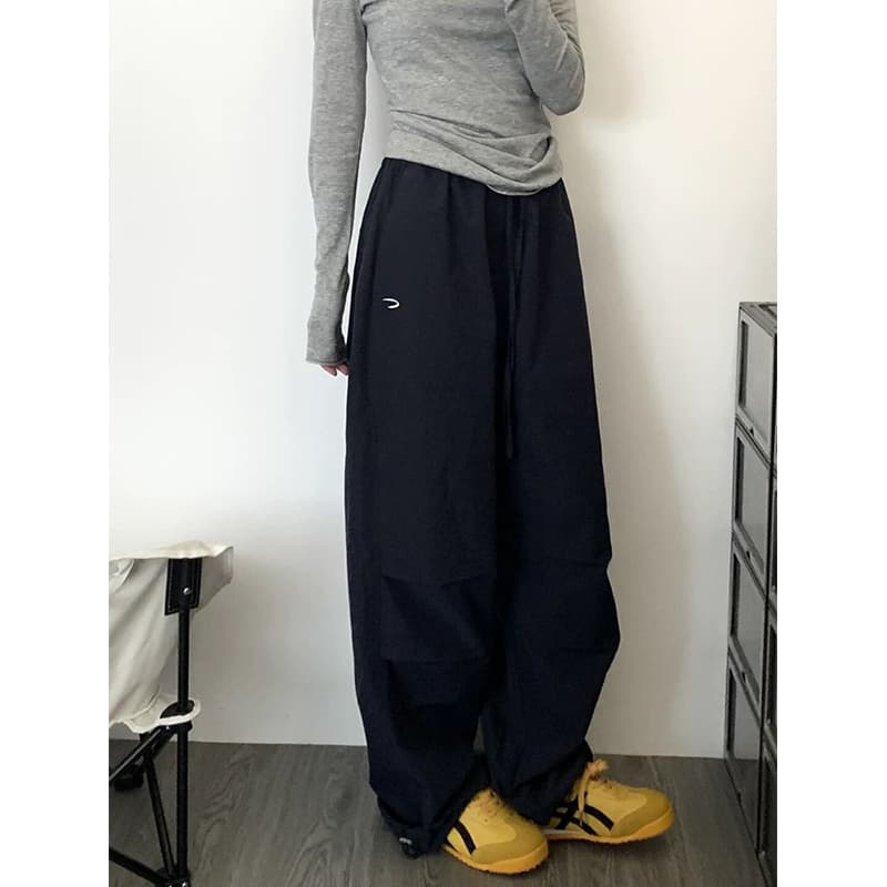 ネイビーコーデ ゆったりワイドシルエットパンツ
