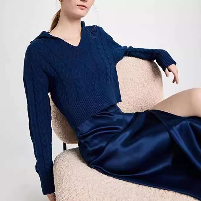 ネイビーコーデ 上質な冬の装いケーブル編みニット