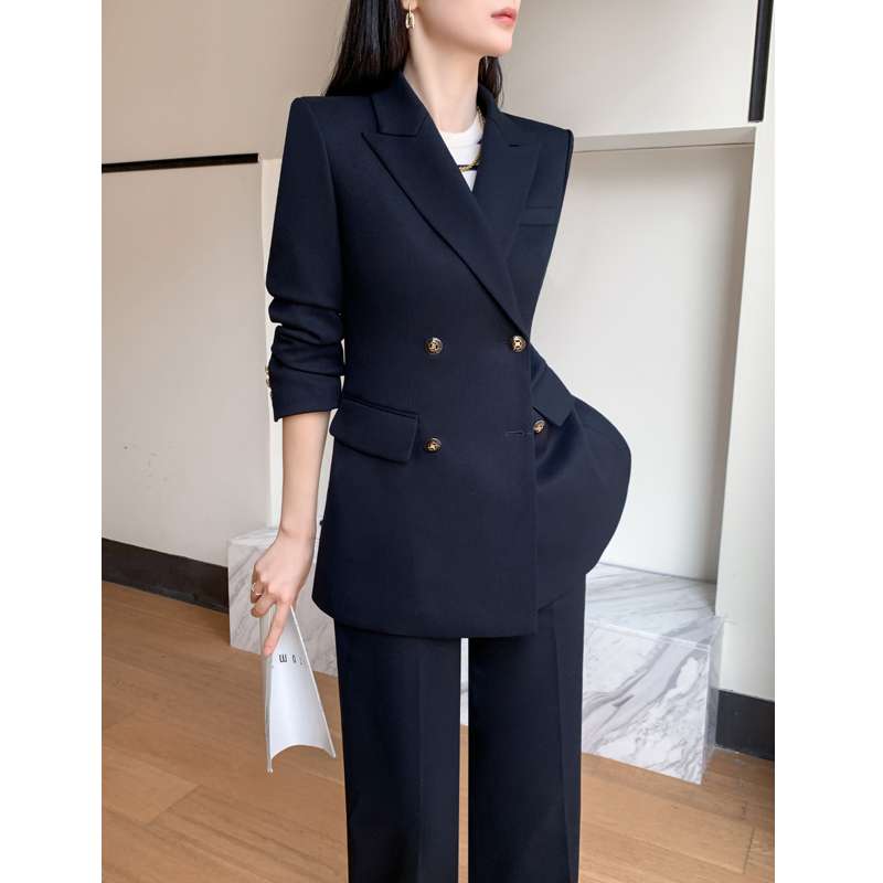 ネイビーコーデ 洗練スーツセットアップ