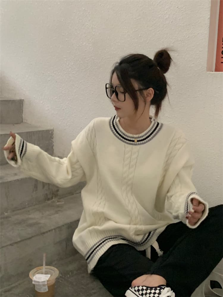 ネイビーコーデ 秋冬ケーブル編みゆったりニットセータートップス