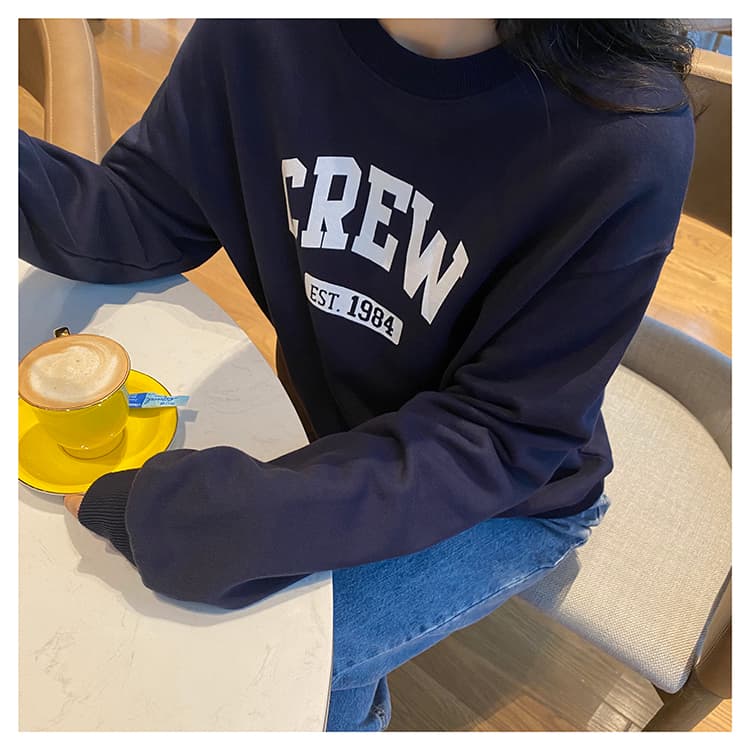ネイビーコーデ ゆったりロゴプリント裏起毛トレーナー