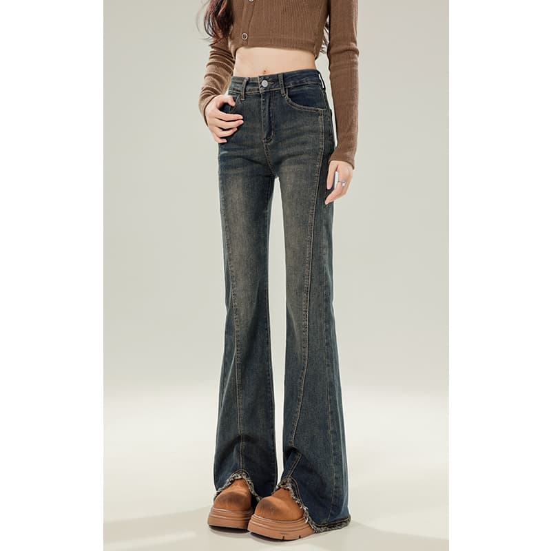 ネイビーコーデ 洗いざらしスリムフレア美脚デニム