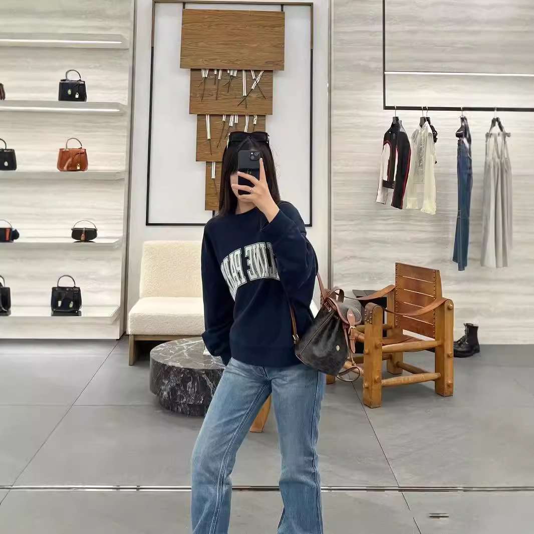 ネイビーコーデ アーチロゴトレーナー