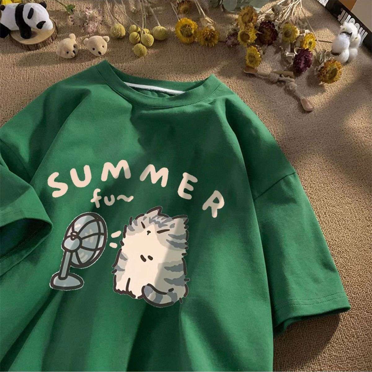 ネイビーコーデ ねこさんと扇風機の涼やかTシャツ