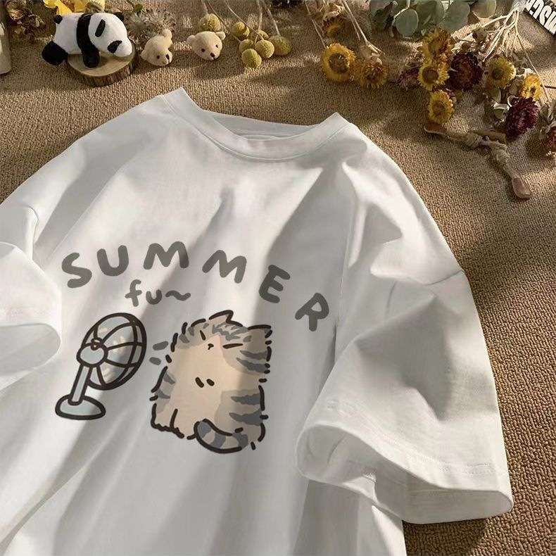 ネイビーコーデ ねこさんと扇風機の涼やかTシャツ