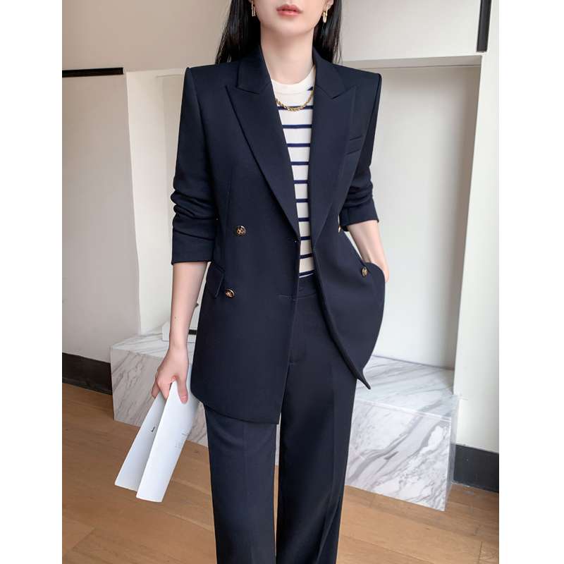 ネイビーコーデ 洗練スーツセットアップ