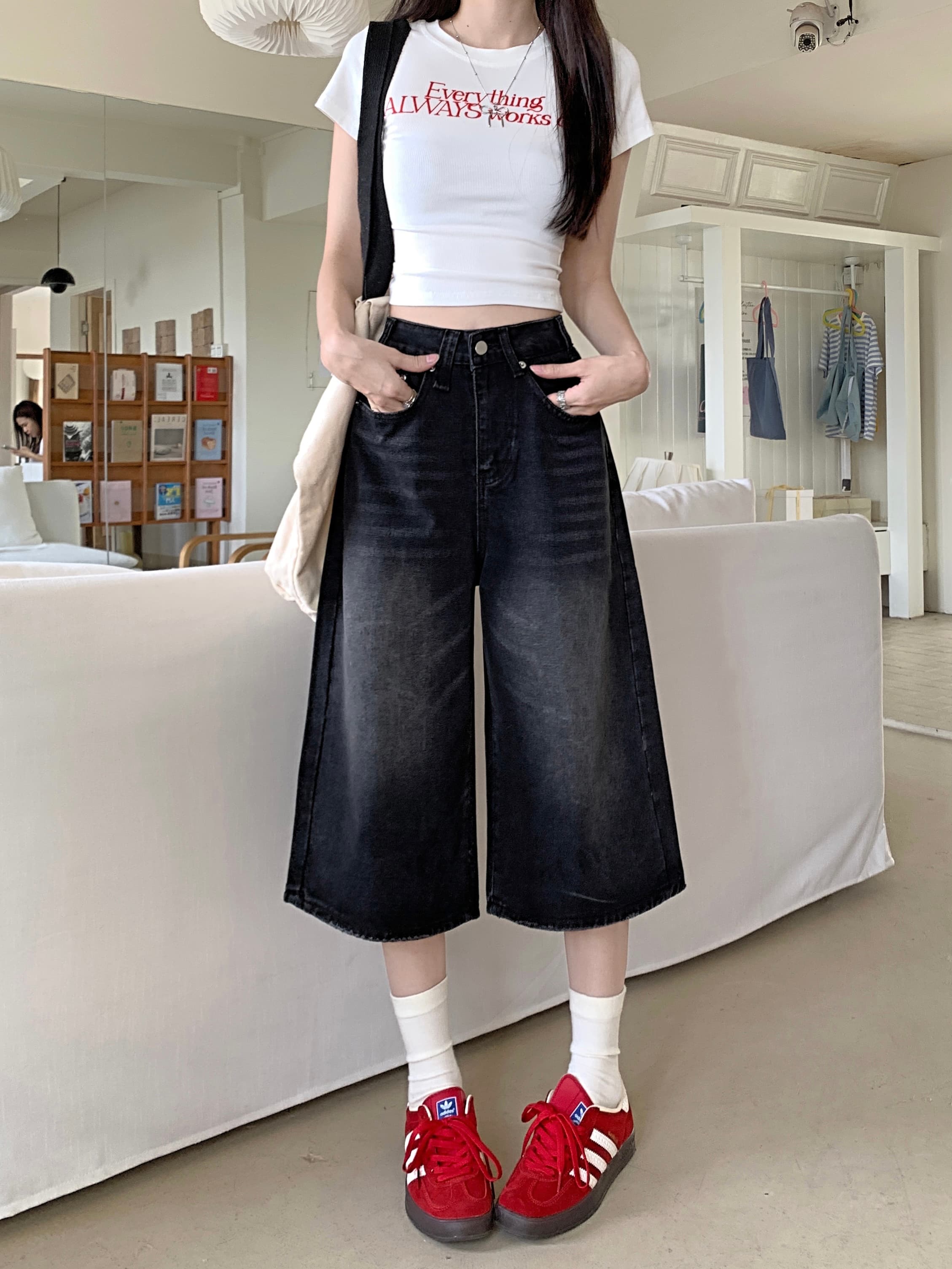 ネイビーコーデ ワイドデニムクロップドパンツ