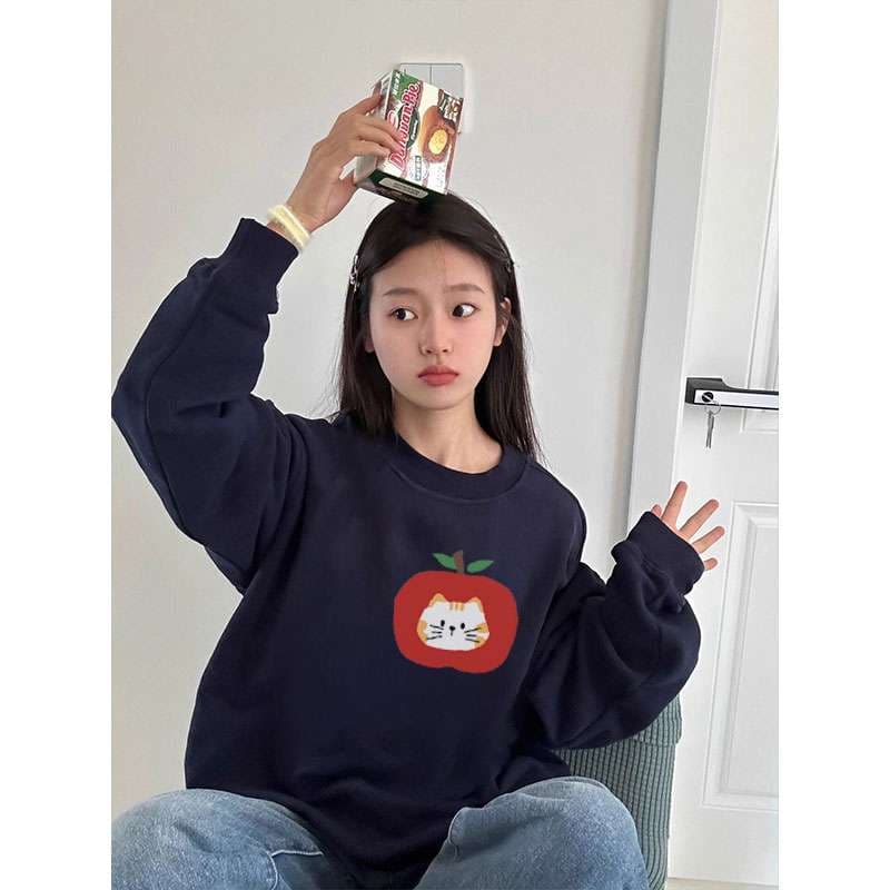 ネイビーコーデ りんごと猫の刺繍入りゆったりトップス