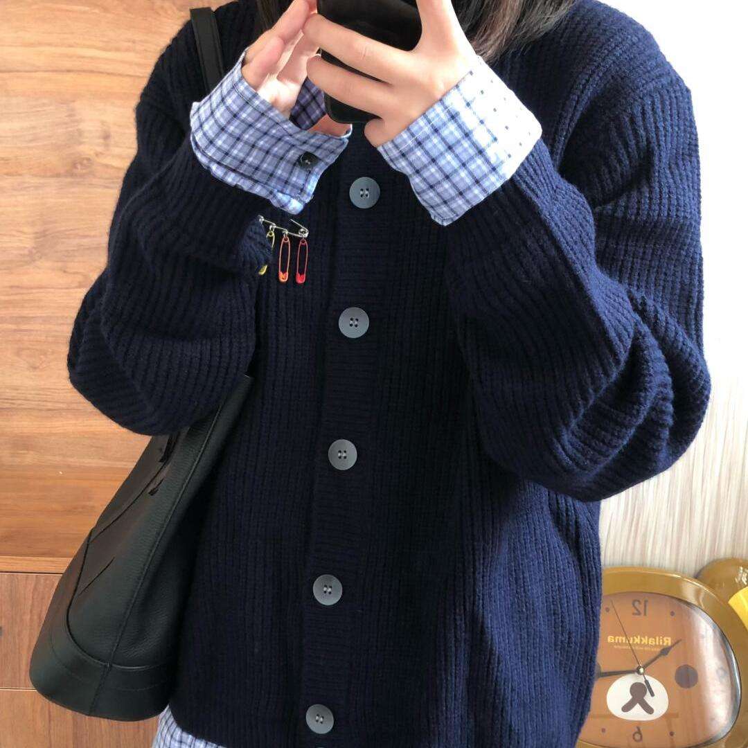 ネイビーコーデ あったかボタン付きロングニット