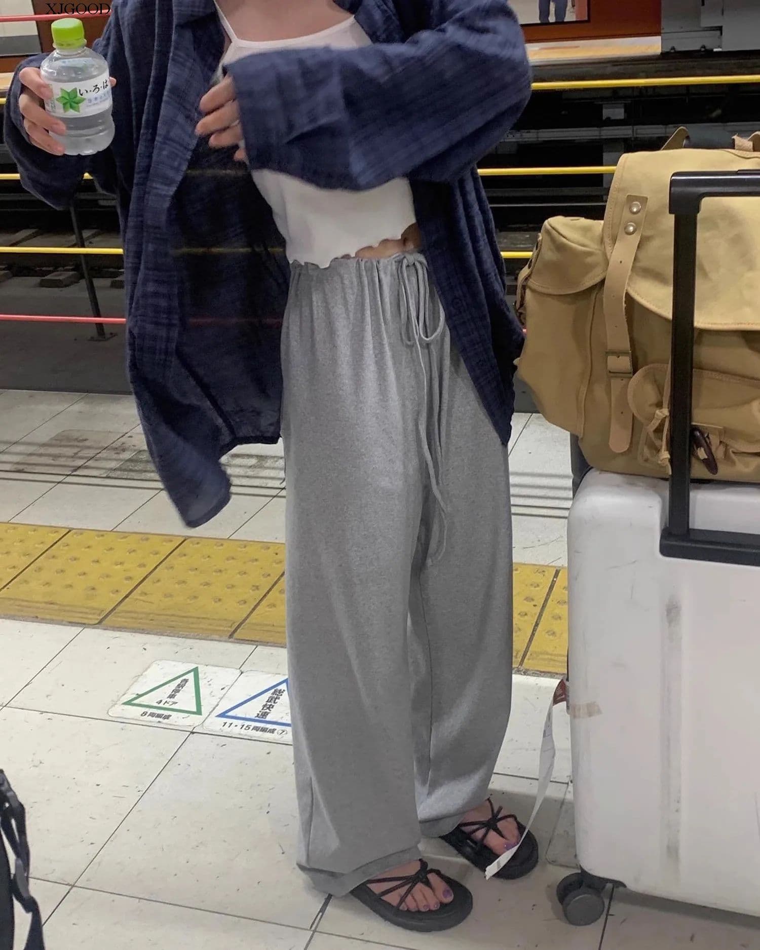ネイビーコーデ ゆったりチェック柄長袖シャツ