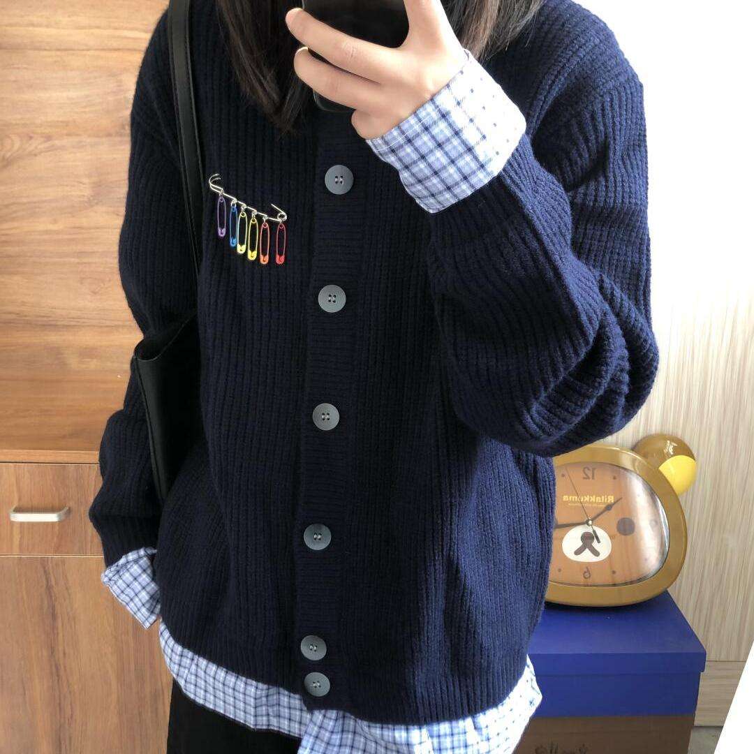 ネイビーコーデ あったかボタン付きロングニット