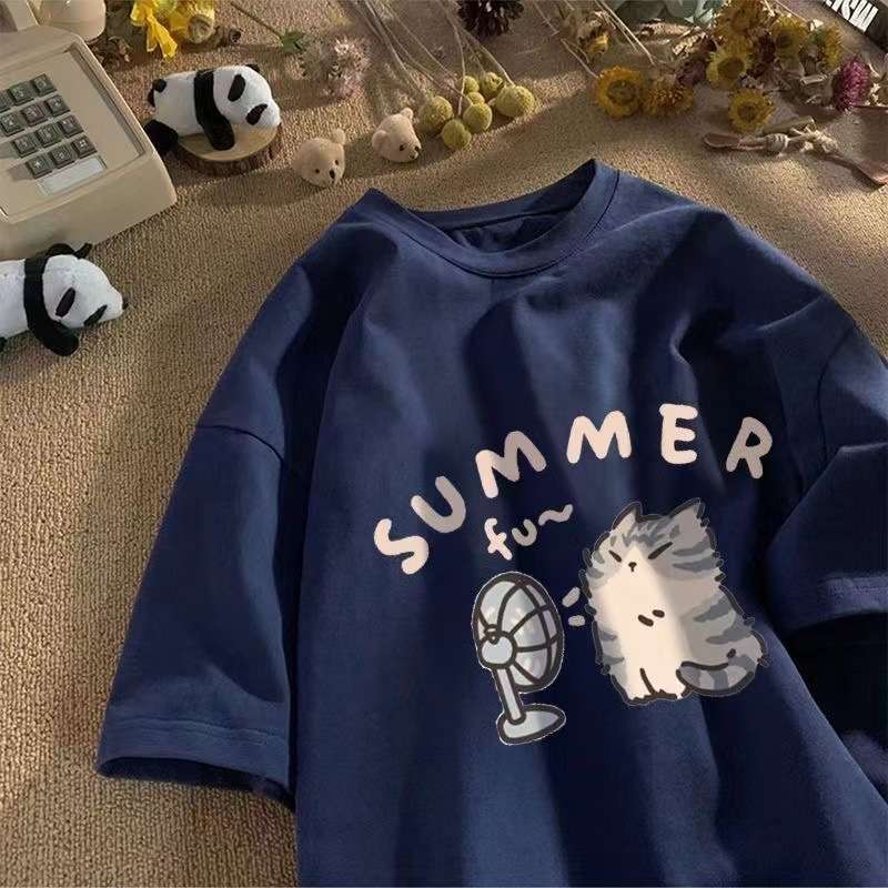 ネイビーコーデ ねこさんと扇風機の涼やかTシャツ