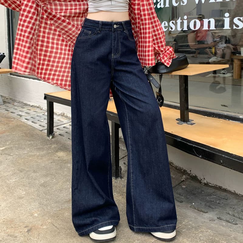 ネイビーコーデ ゆったりワイドデニムパンツ