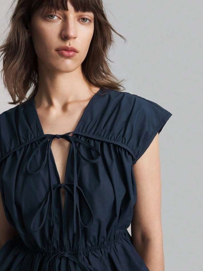 ネイビーコーデ フリルギャザーリボン結びブラウス
