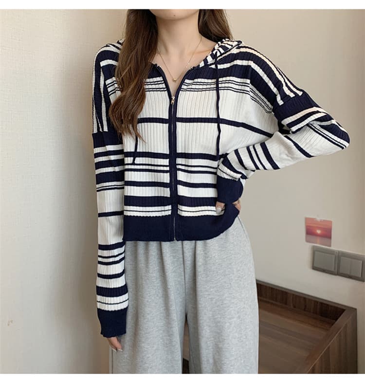 ネイビーコーデ 女性らしい縞模様フード付きニットカーディガントップス