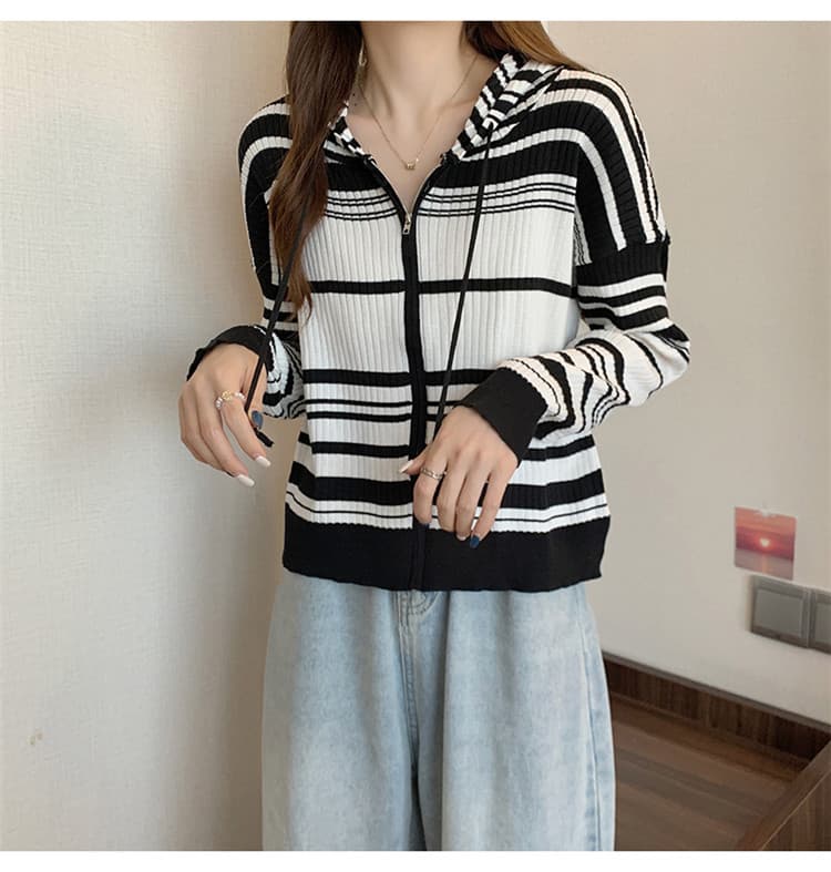 ネイビーコーデ 女性らしい縞模様フード付きニットカーディガントップス