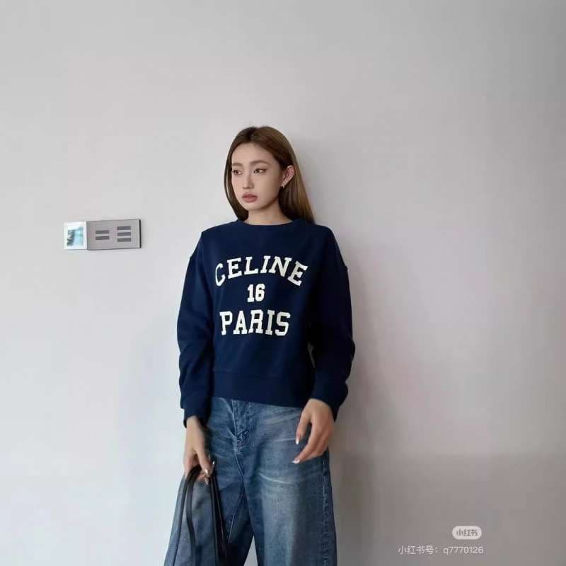 ネイビーコーデ パリモチーフ ルーズトレーナー