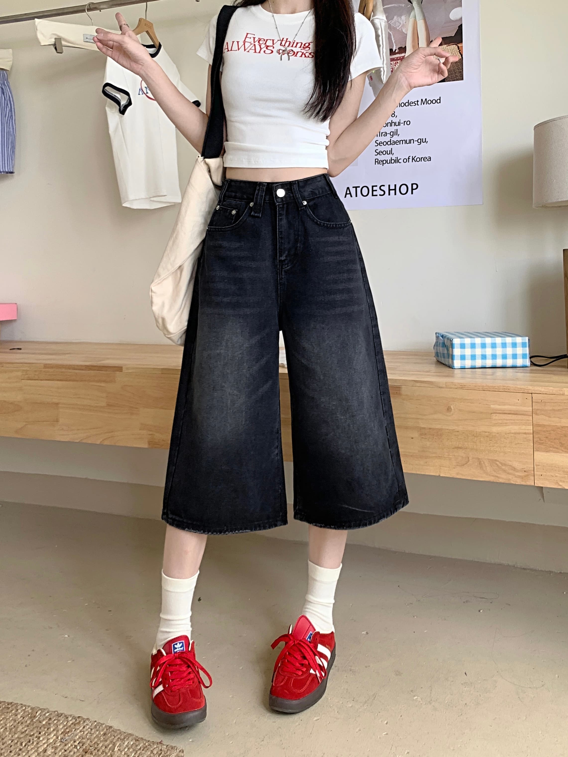 ネイビーコーデ ワイドデニムクロップドパンツ