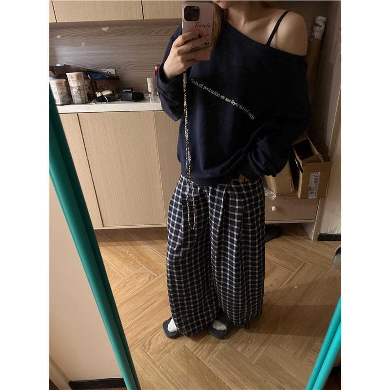 ネイビーコーデ オフショルダー風ゆるニット