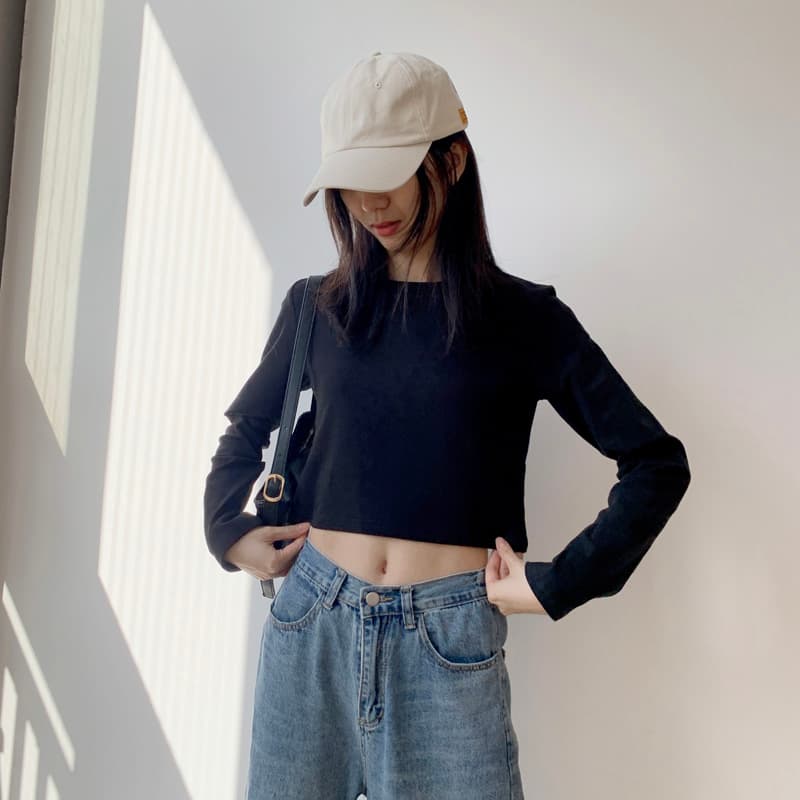 ネイビーコーデ シンプルクロップド丈長袖カットソー