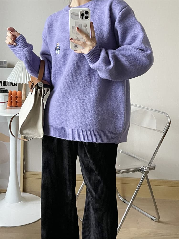 ネイビーコーデ 可愛い刺繍入りゆったり長袖ニットセータートップス