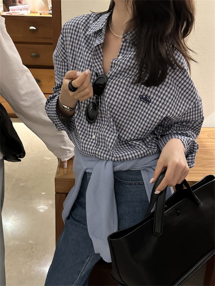 ネイビーコーデ シンプルギンガムチェック柄シャツ