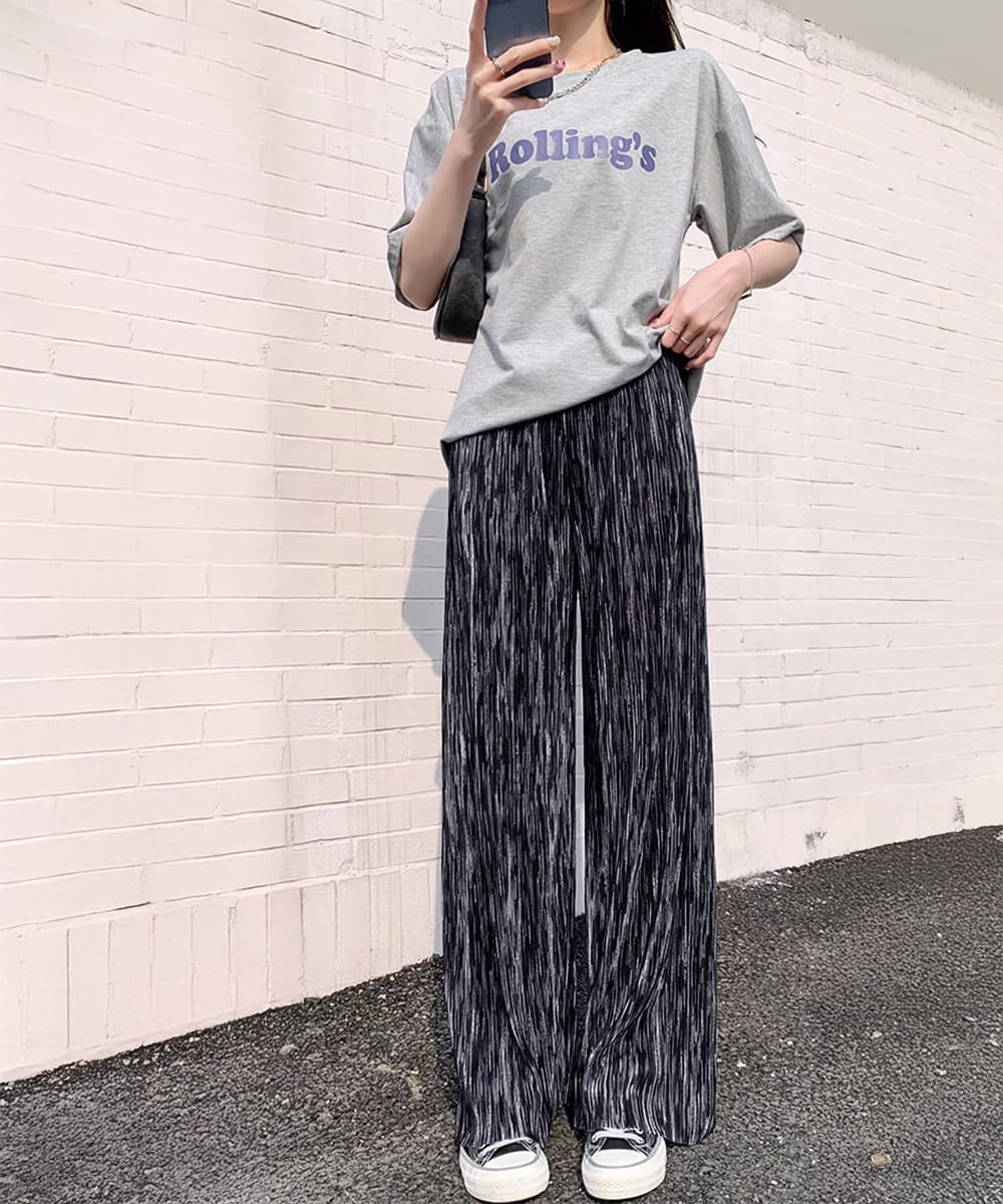 ネイビーコーデ “楽ちん美脚”が叶う。涼しげプリーツワイドパンツ