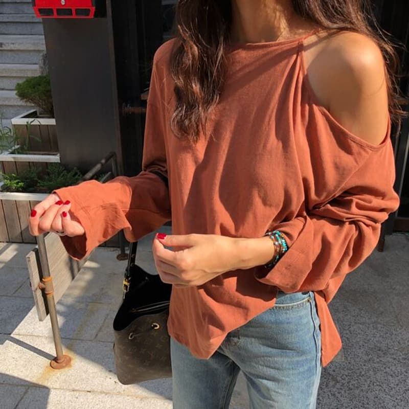 ネイビーコーデ 肩開きゆったりトップス