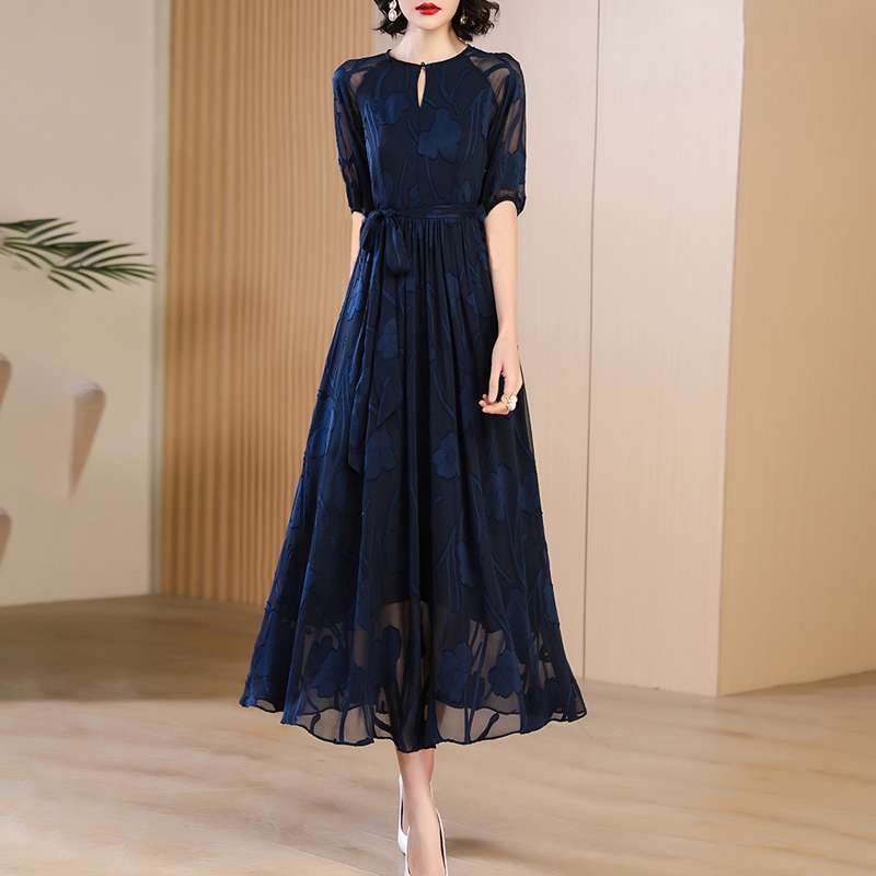 ネイビーコーデ シアー素材の花柄シルエットワンピースドレス