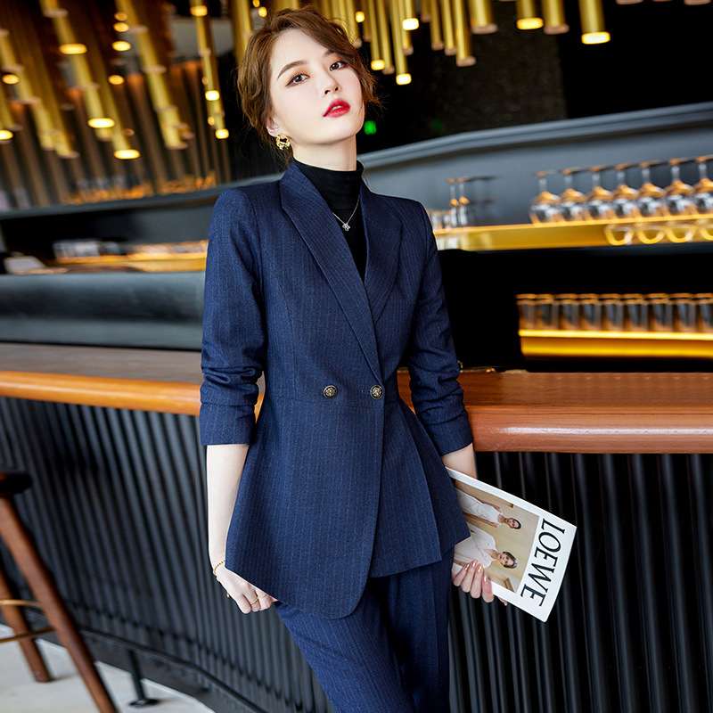 ネイビーコーデ 艶やかレディースベーシックセットアップ