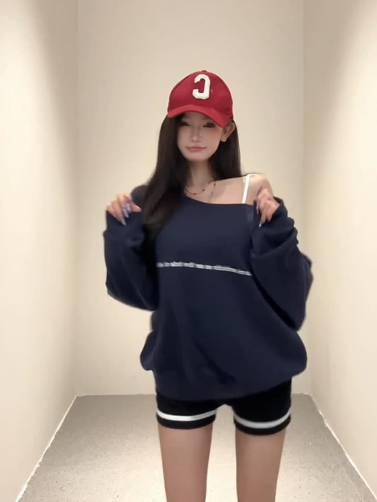 ネイビーコーデ オフショルダー ゆったりスウェット