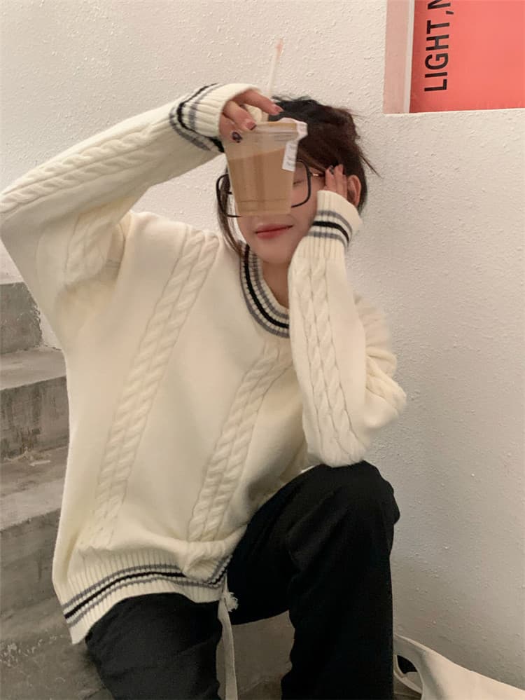 ネイビーコーデ 秋冬ケーブル編みゆったりニットセータートップス