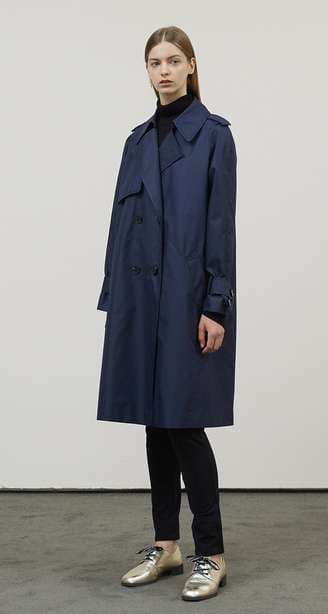 ネイビーコーデ クラシカル トレンチコート