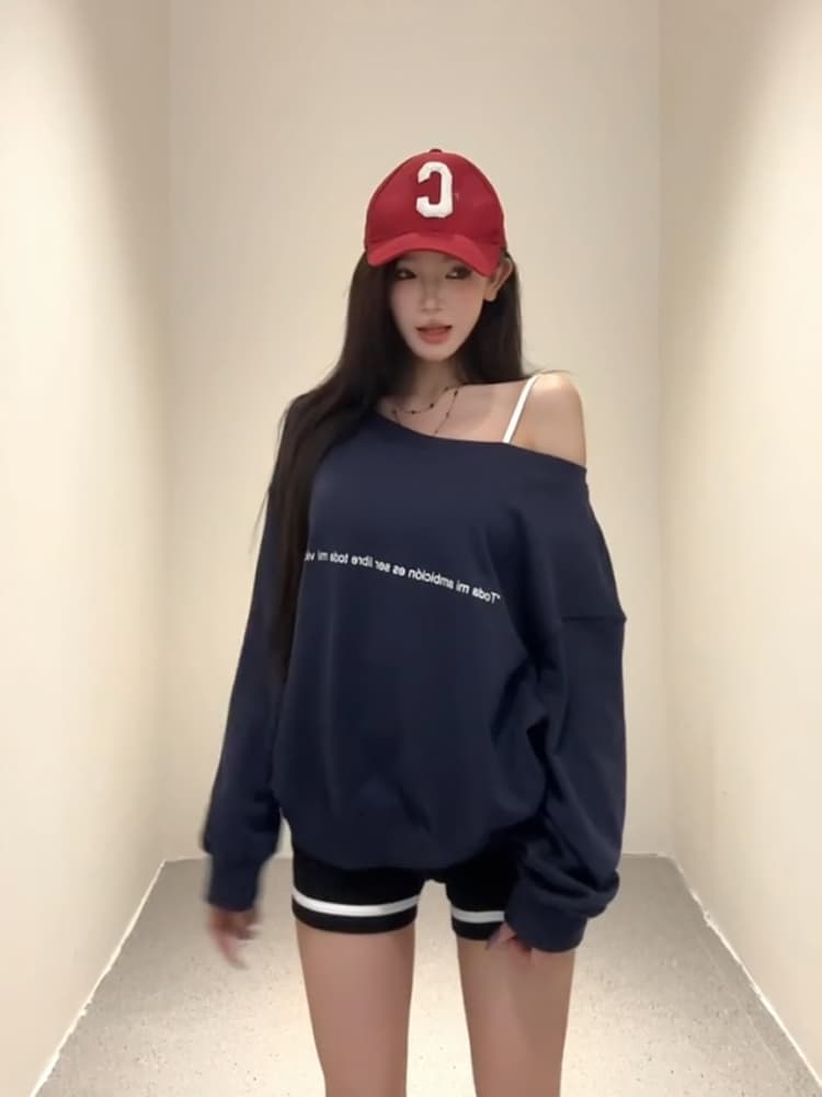 ネイビーコーデ オフショルダー ゆったりスウェット