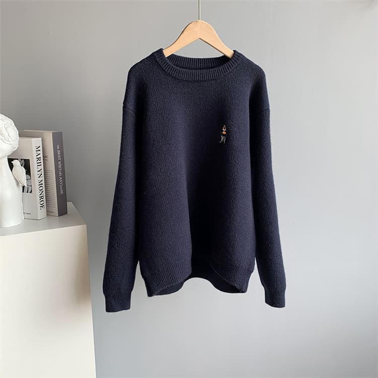 ネイビーコーデ 可愛い刺繍入りゆったり長袖ニットセータートップス