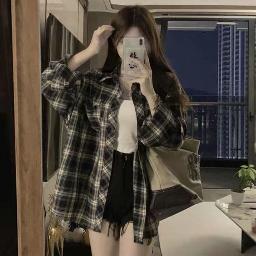 ネイビーコーデ ゆったりチェック柄シャツ