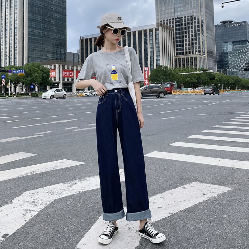 ネイビーコーデ ゆったりストレートデニムパンツ