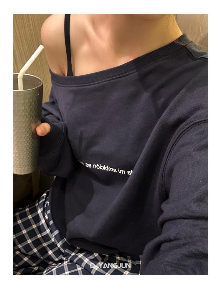 ネイビーコーデ オフショルダー風ゆるニット