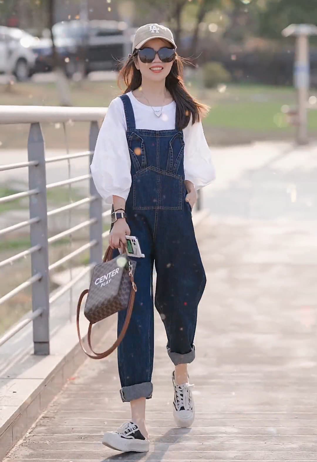 ネイビーコーデ ゆったりシルエットサロペットパンツ