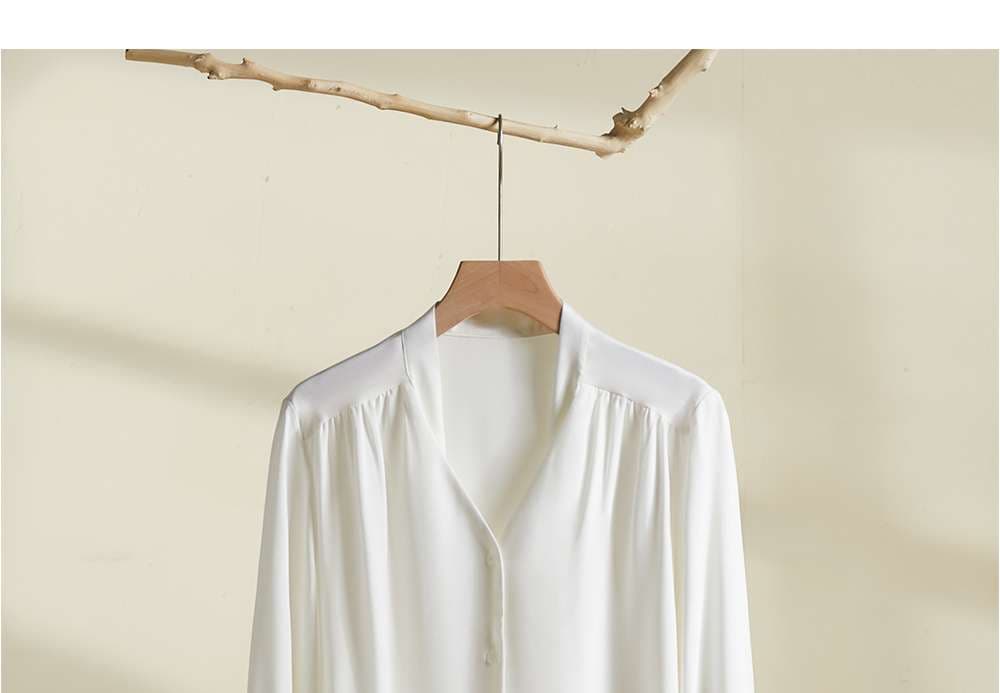 ネイビーコーデ 優雅な襟元タイ付きブラウス