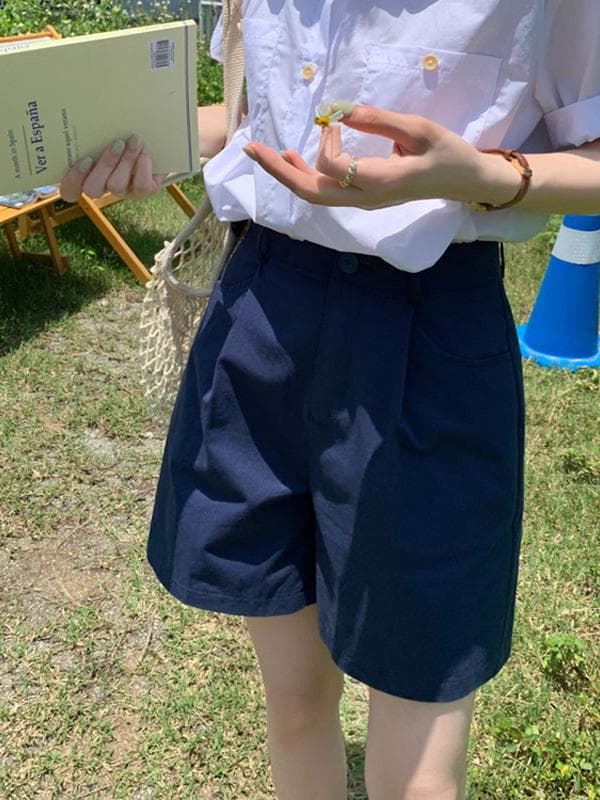 ネイビーコーデ 夏の風合い ふんわりゆったりショートパンツ