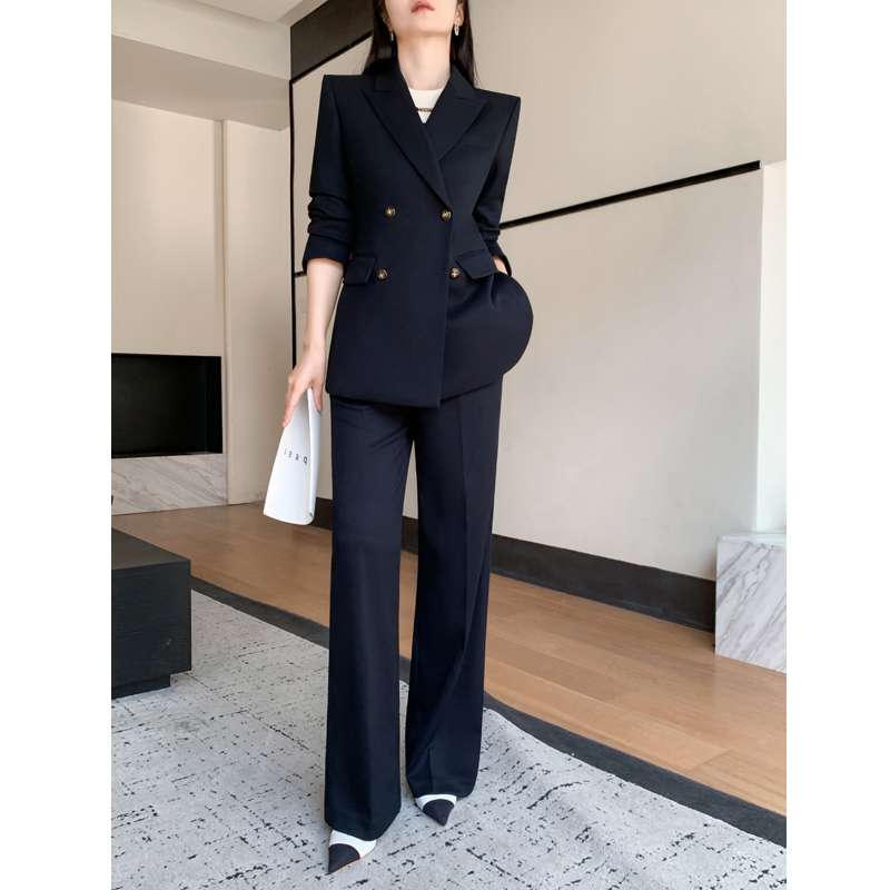 ネイビーコーデ 洗練スーツセットアップ