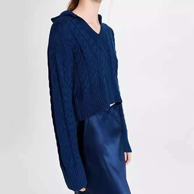 ネイビーコーデ 上質な冬の装いケーブル編みニット