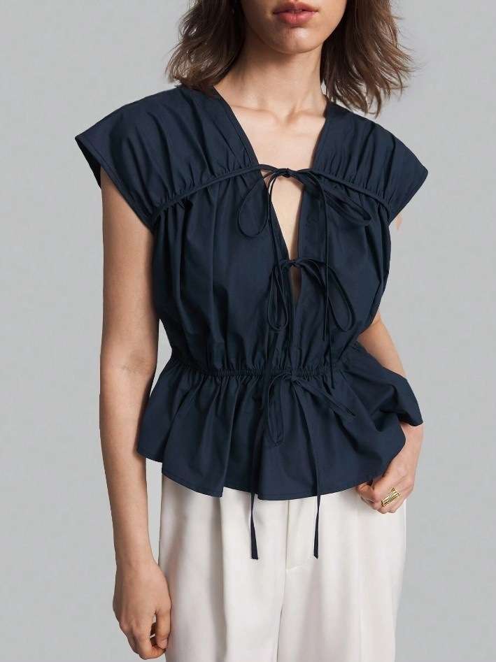 ネイビーコーデ フリルギャザーリボン結びブラウス